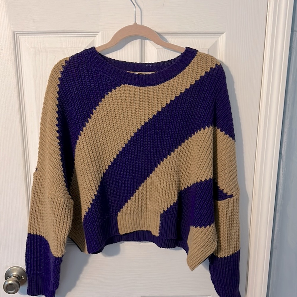 Beautifully well made biancoghiaccio sweater, Purple and Camel color size M